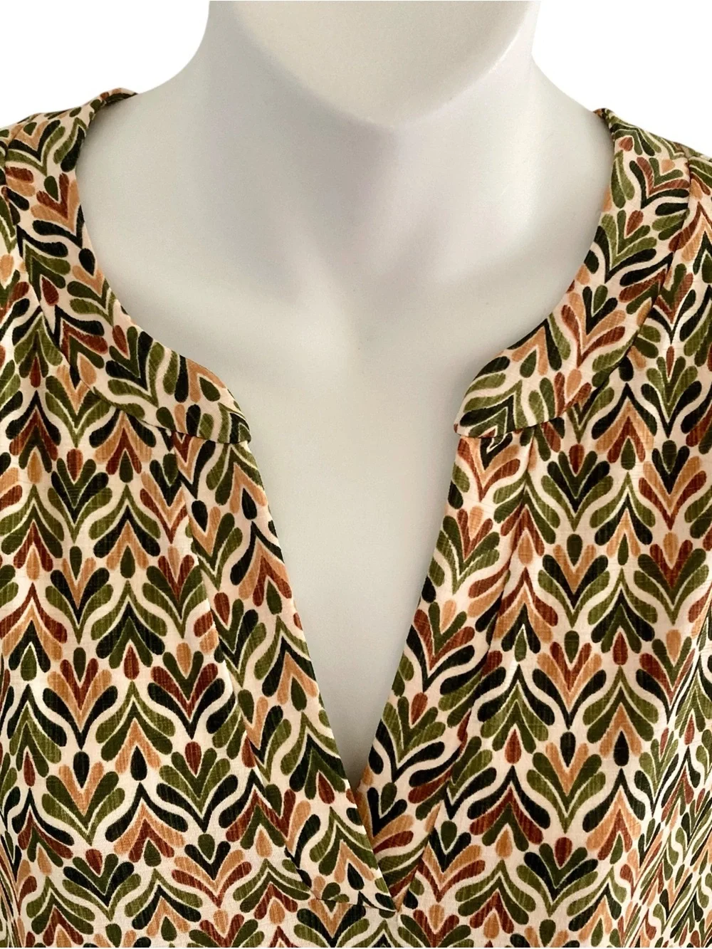 Laura | Patterned V-Neck Top - Picture 3 of 10